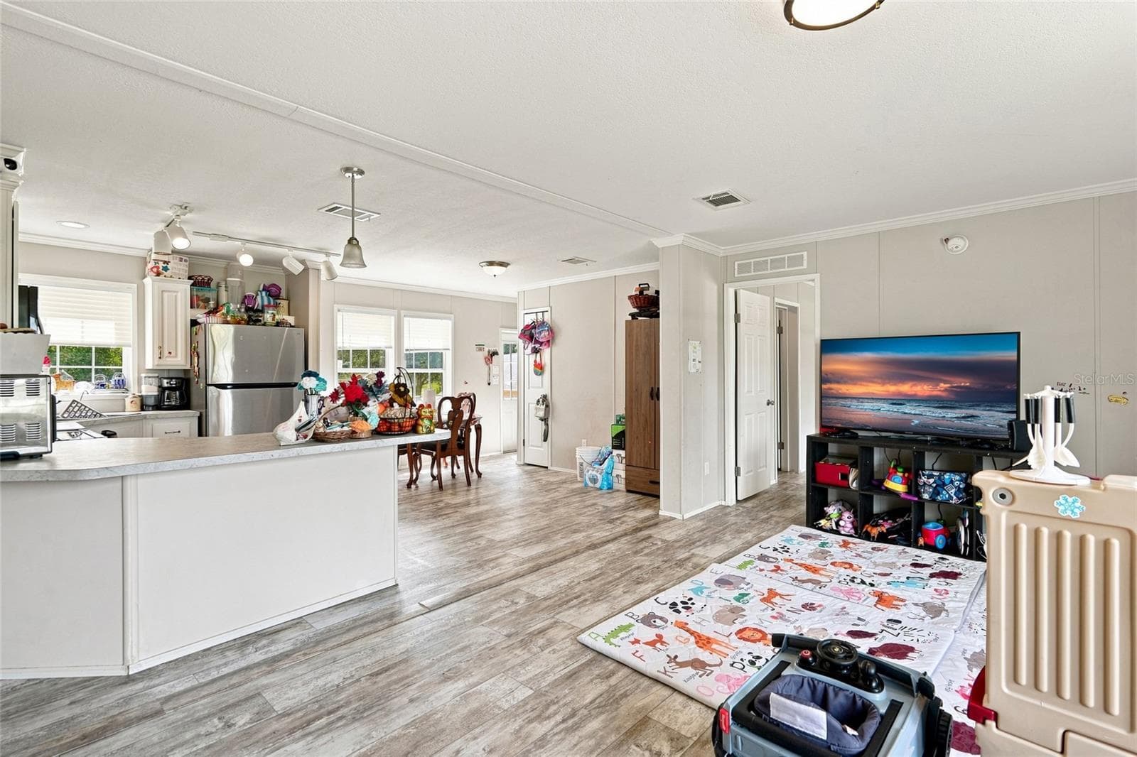 Manufactured Home at 20967 NW 250TH ST, OKEECHOBEE, photo 4 of 44