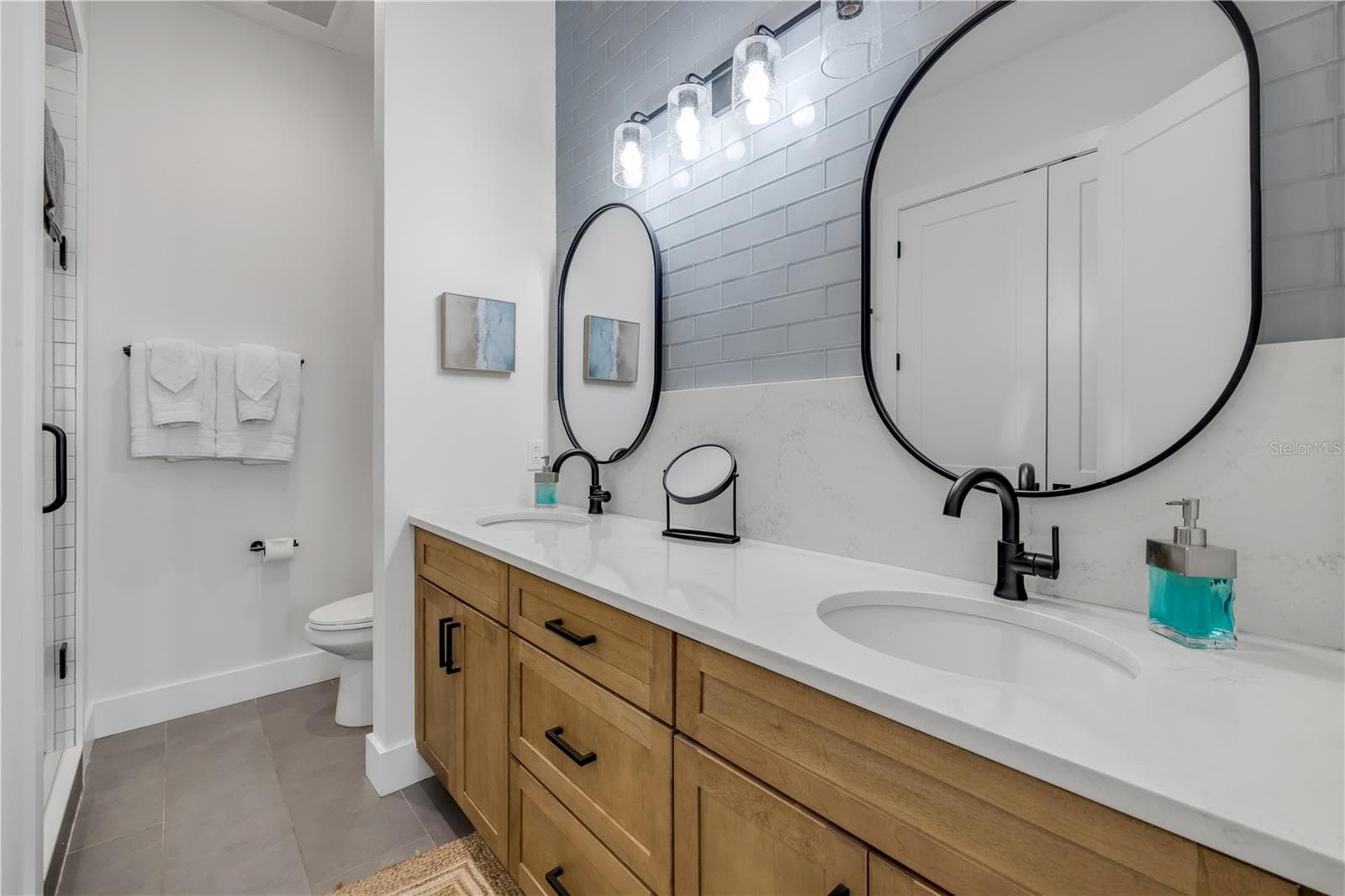 Guest Bathroom (En suite) - 6 OLD FEGER DR, NEW SMYRNA BEACH