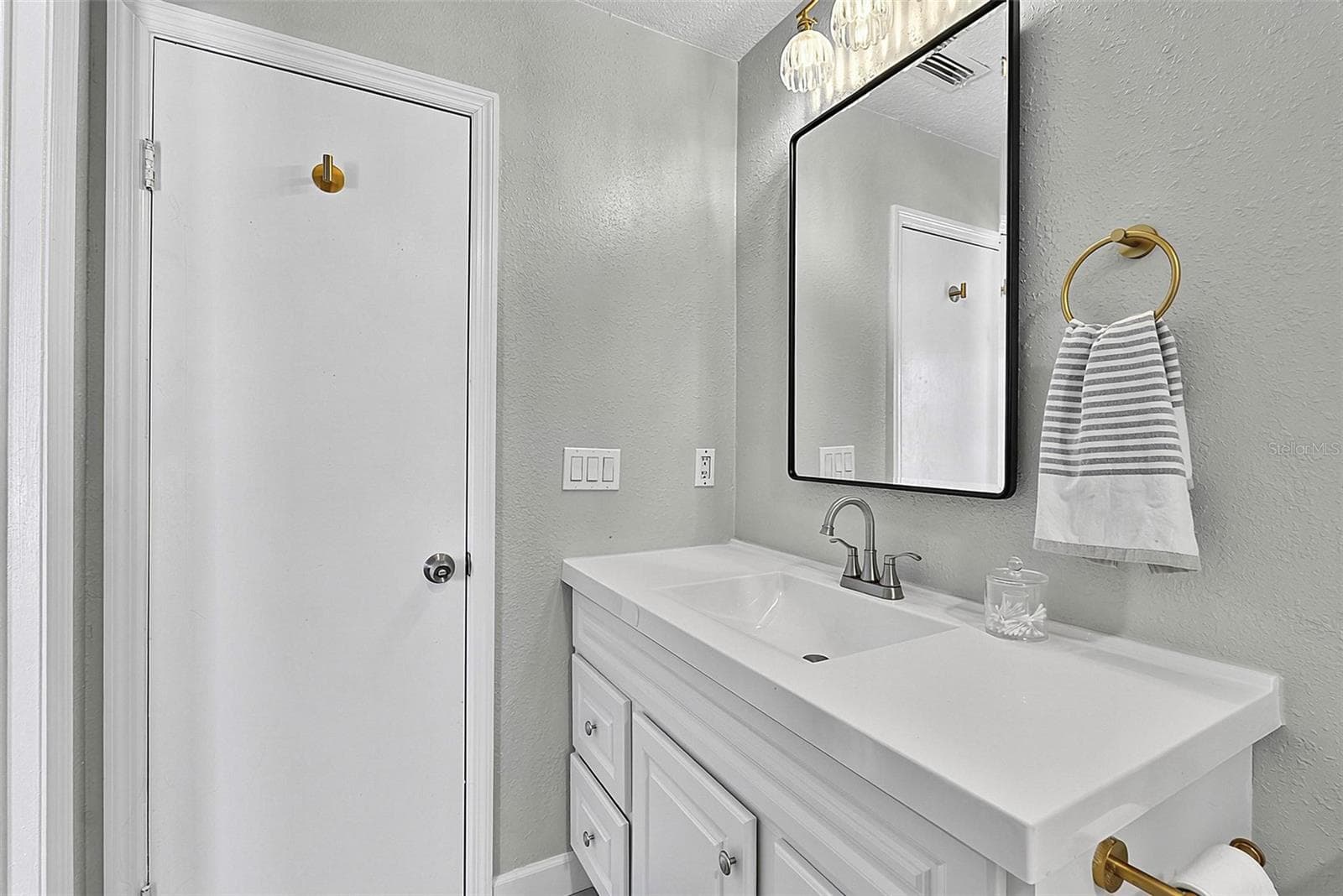 Vanity mirror with extra storage - 1110 MONTICELLO LN #1, PORT ORANGE