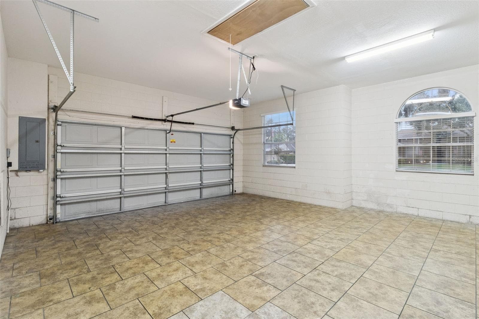Tiled Garage - 5937 TROPHY LOOP, LAKELAND