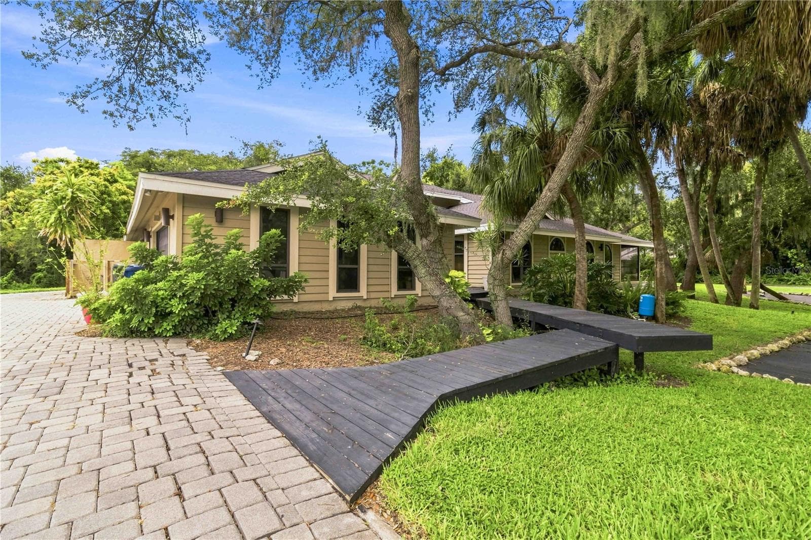 Single Family Residence at 902 DRAKESWOOD CT, SARASOTA, photo 2 of 45