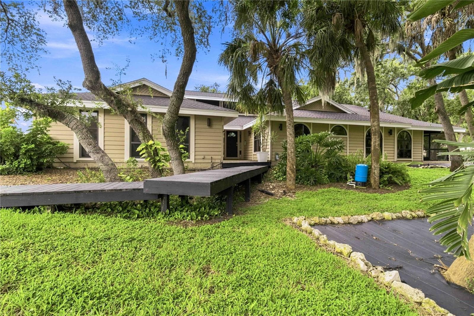 Single Family Residence at 902 DRAKESWOOD CT, SARASOTA, photo 3 of 45