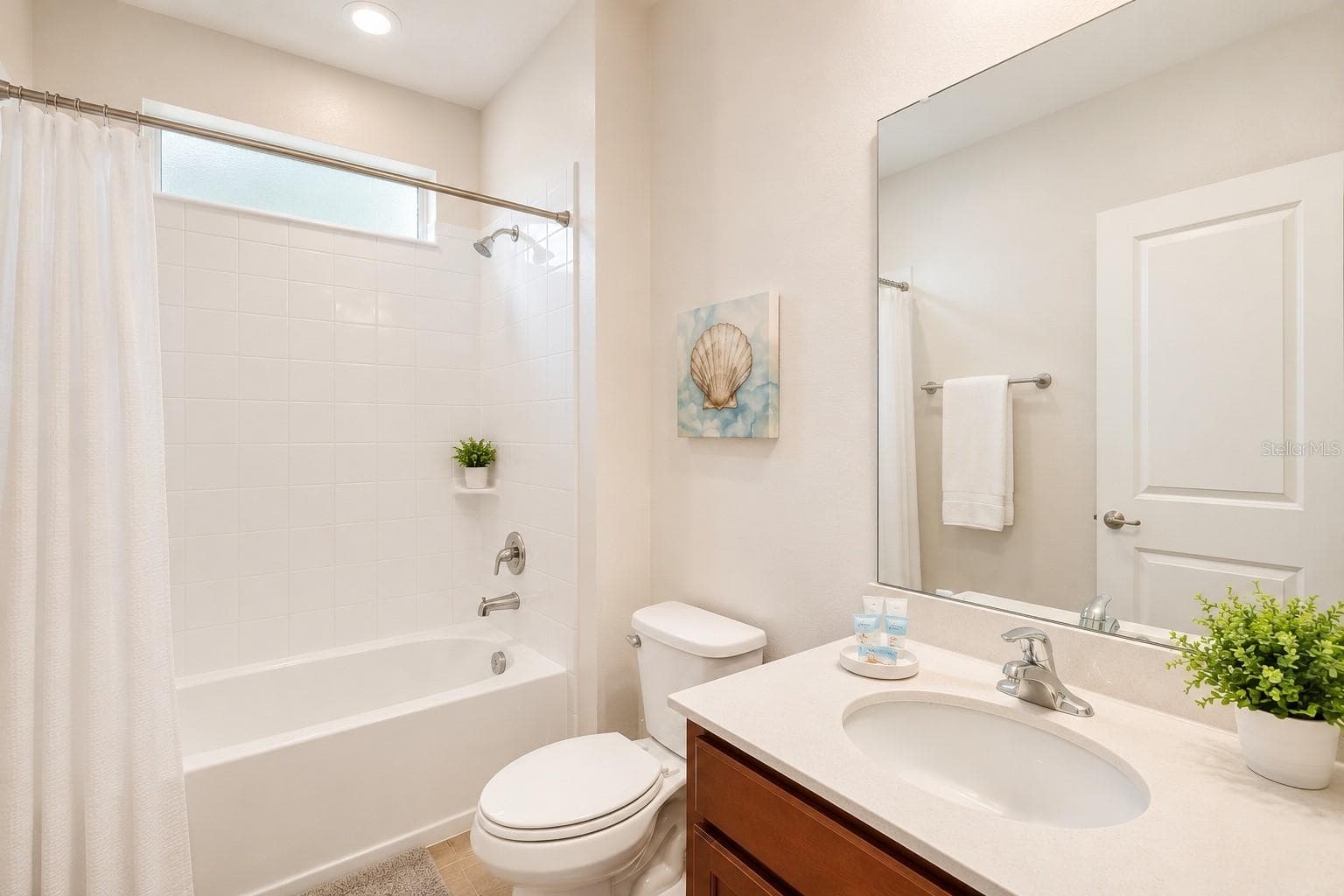 Full Bathroom #2 Downstairs - 250 BALLO DR, KISSIMMEE