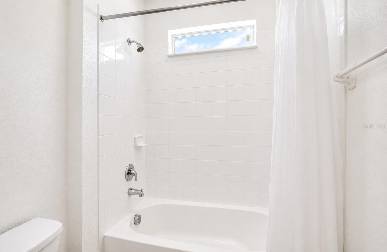 Full Bathroom #3 Upstairs - 250 BALLO DR, KISSIMMEE