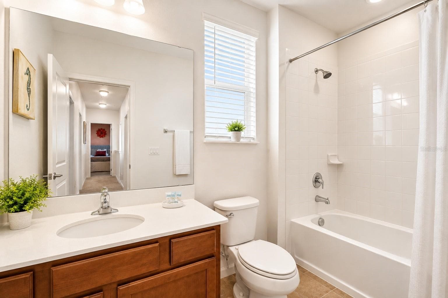 Full Bathroom #4 Upstairs - 250 BALLO DR, KISSIMMEE