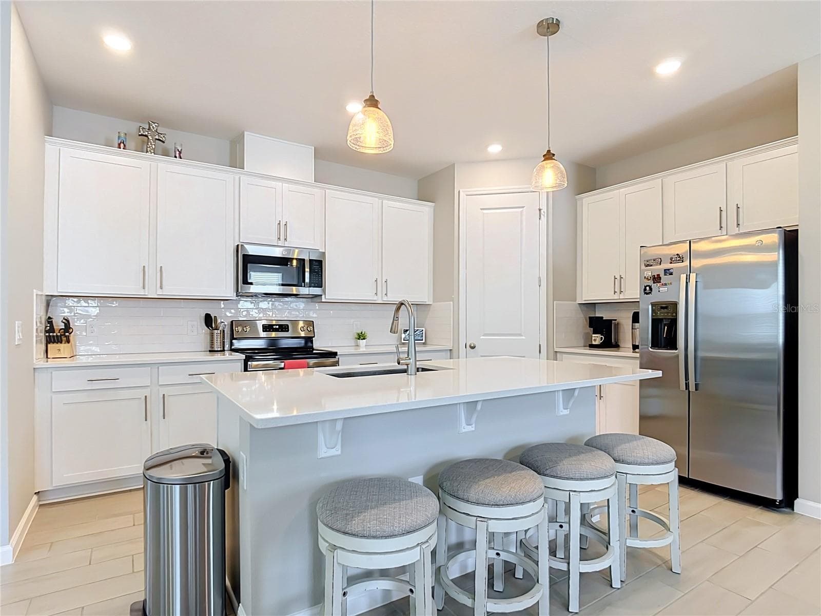 Single Family Residence at 1525 ERIN BREEZE LN, KISSIMMEE, photo 2 of 57