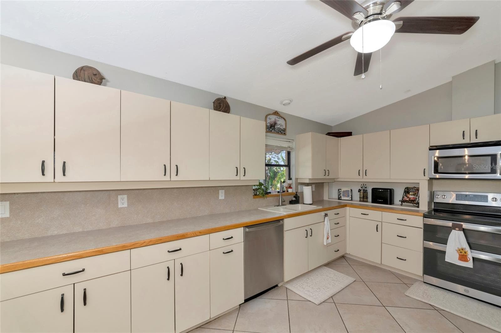 Single Family Residence at 710 MYAKKA RD, SARASOTA, photo 13 of 110