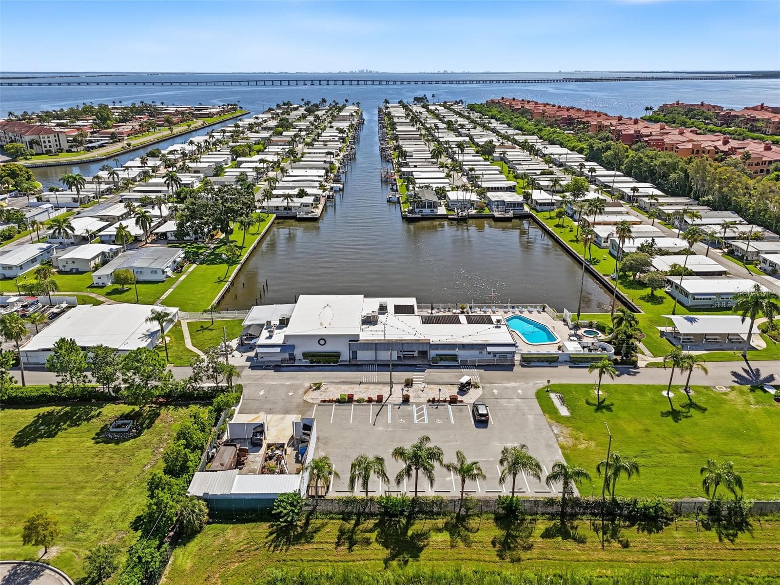 Mobile Home at 18675 US HIGHWAY 19 N #427, CLEARWATER, photo 9 of 45