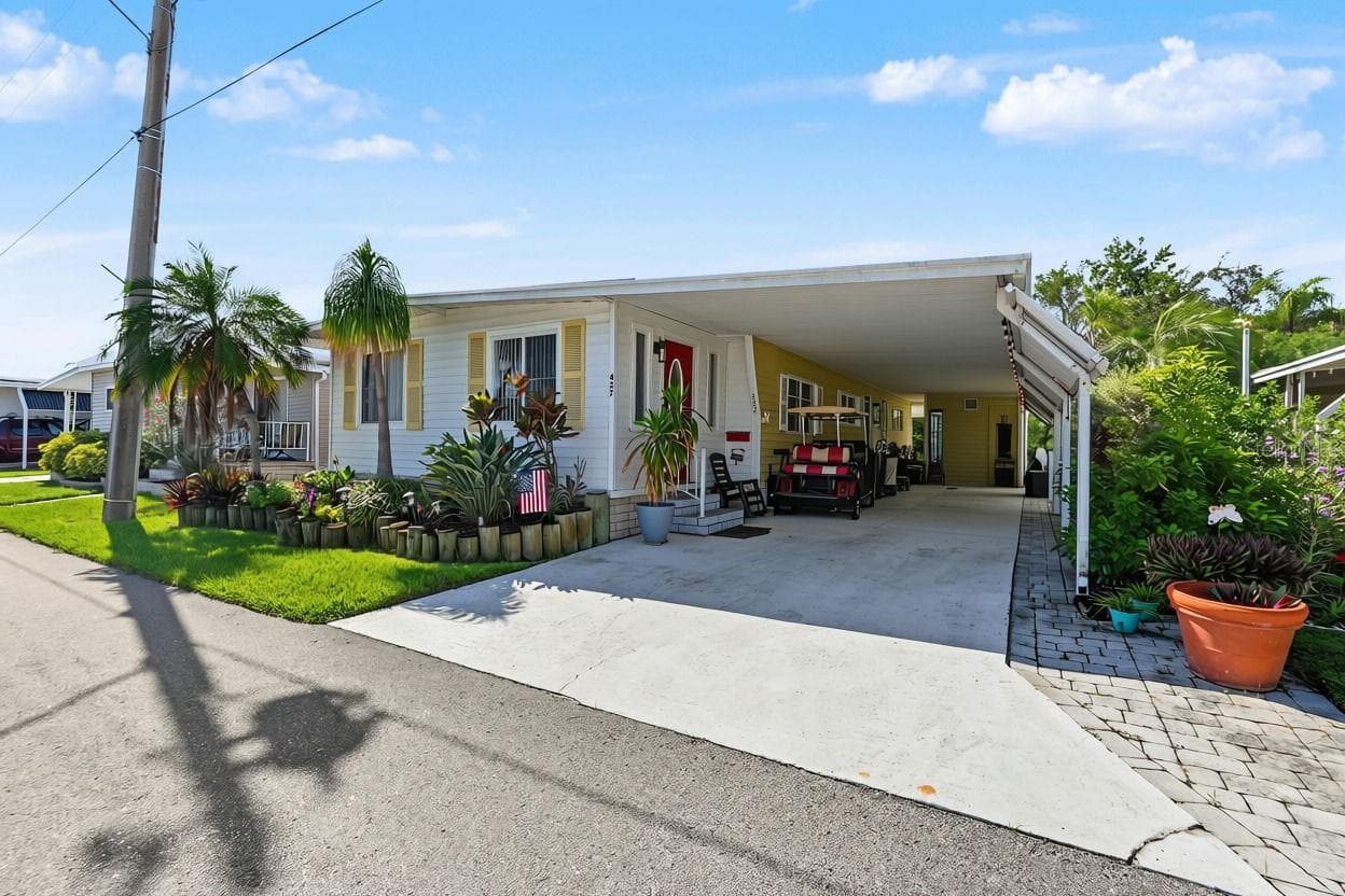 Mobile Home at 18675 US HIGHWAY 19 N #427, CLEARWATER, photo 34 of 45