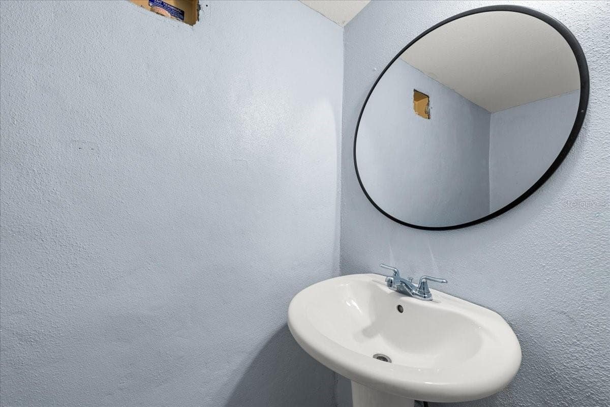 Downstairs 1/2 Bath - 4675 CHANCELLOR CIR NE, ST PETERSBURG