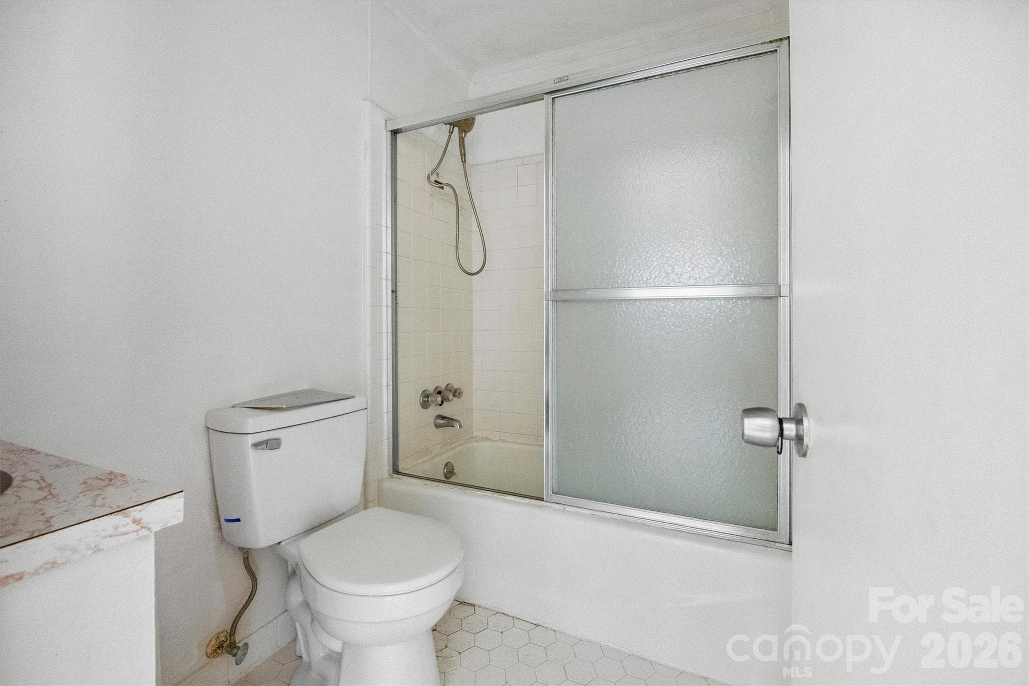 Main level full bathroom - 131 Baywatch Drive, Mooresville