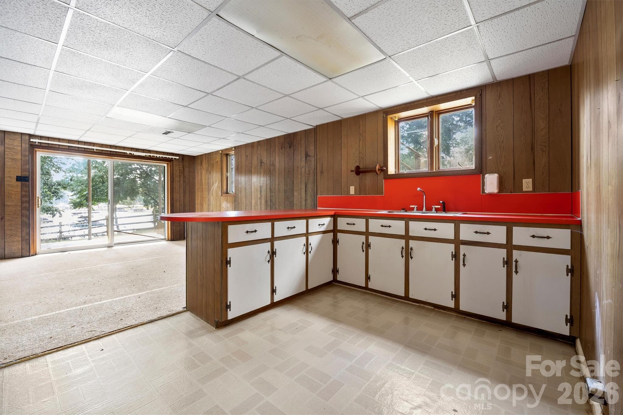Basement kitchenette and spacious living area - 131 Baywatch Drive, Mooresville
