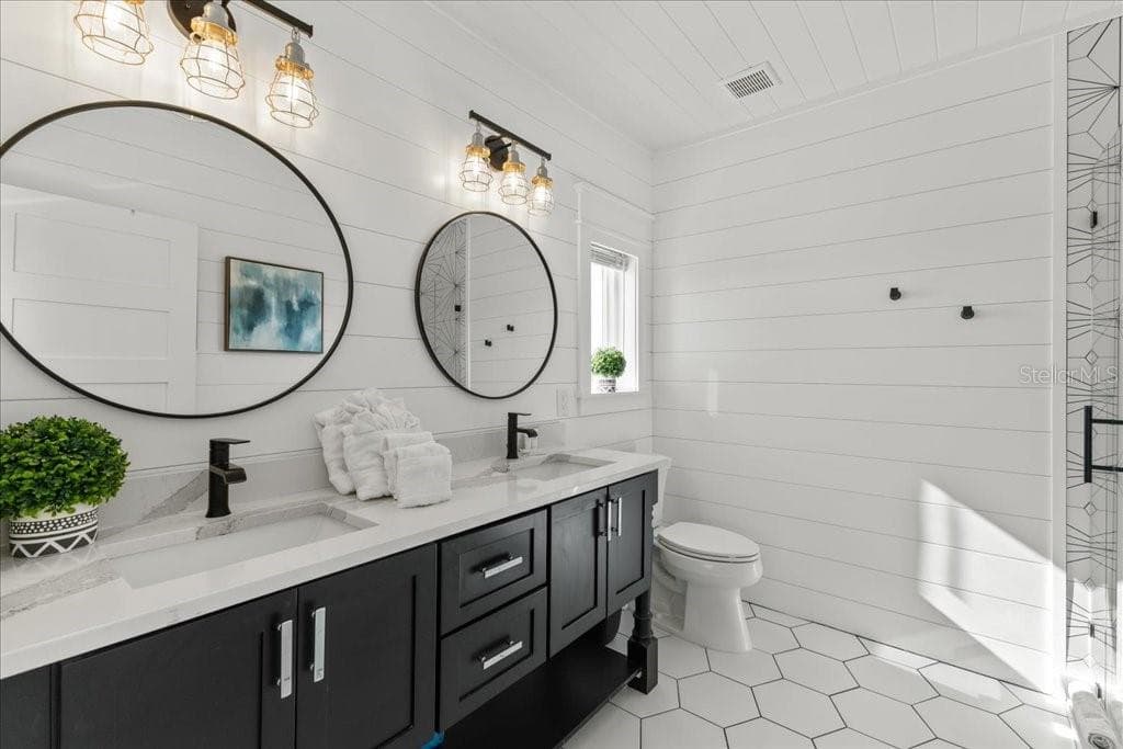Primary Ensuite - 239 S HARBOR DR, HOLMES BEACH