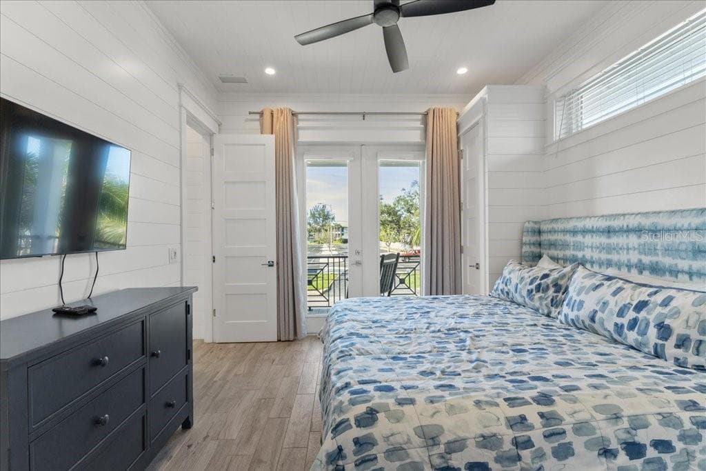 King Bedroom - 239 S HARBOR DR, HOLMES BEACH