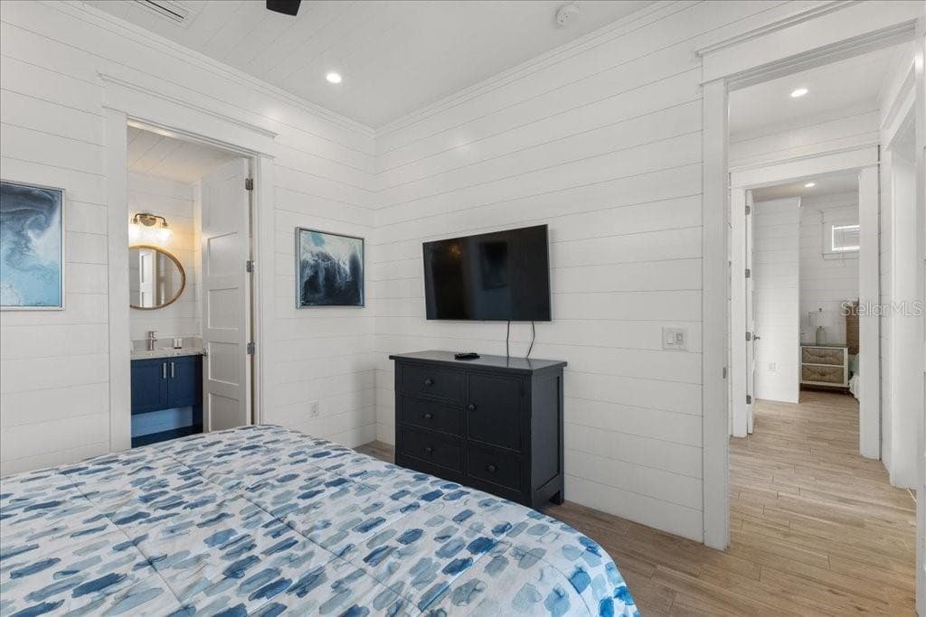 King Bedroom - 239 S HARBOR DR, HOLMES BEACH
