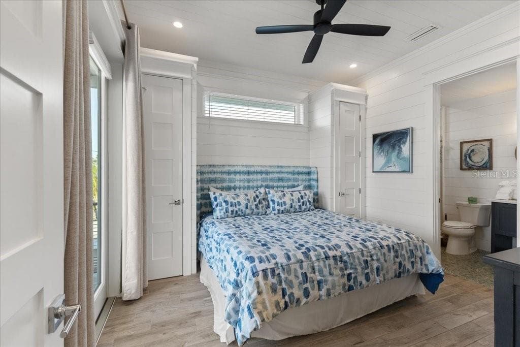 King Bedroom - 239 S HARBOR DR, HOLMES BEACH