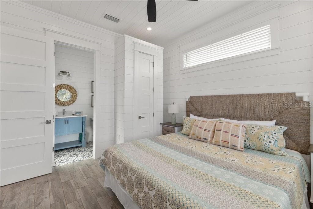 King Bedroom - 239 S HARBOR DR, HOLMES BEACH