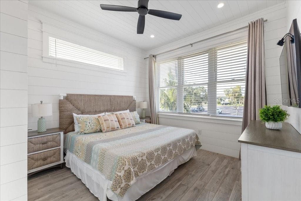 King Bedroom - 239 S HARBOR DR, HOLMES BEACH