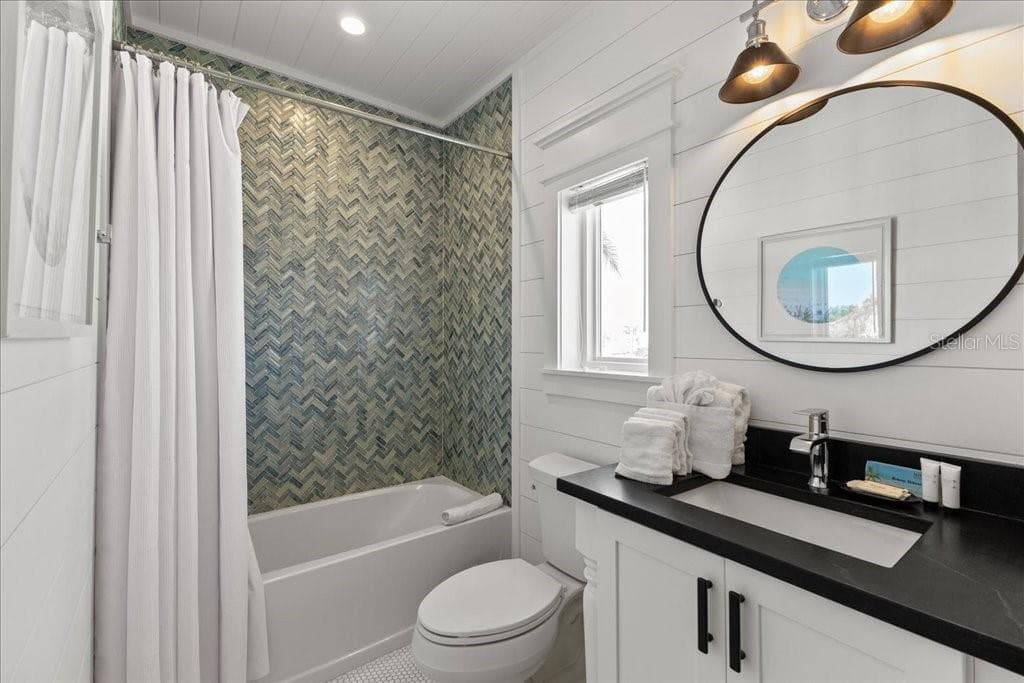 Full Bathroom - 239 S HARBOR DR, HOLMES BEACH