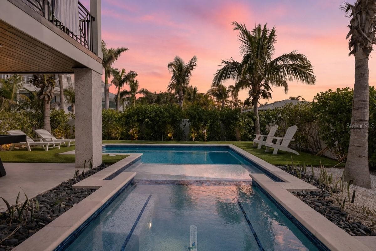 Twilight by the Pool - 239 S HARBOR DR, HOLMES BEACH