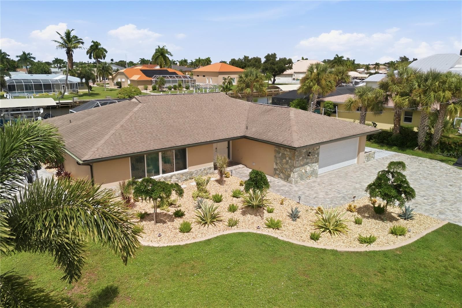 Beautiful lanscaping. - 136 SINCLAIR ST SE, PORT CHARLOTTE