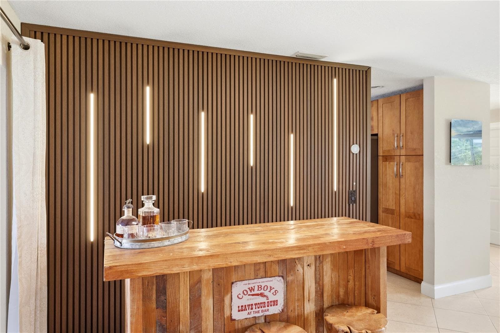 Unique wall design - 136 SINCLAIR ST SE, PORT CHARLOTTE