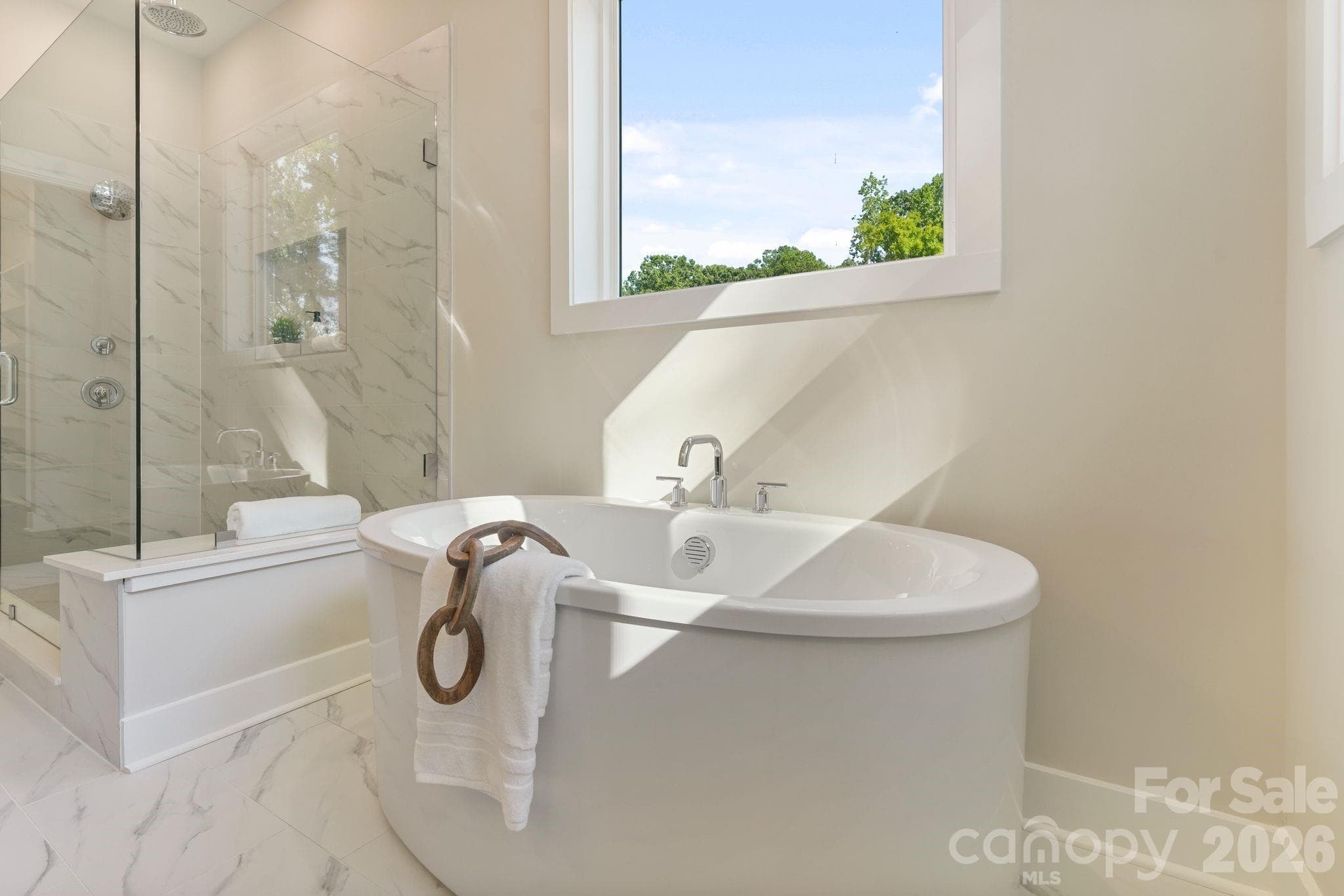 Over-sized soaking tub - 4531 Splash Trail, Sherrills Ford