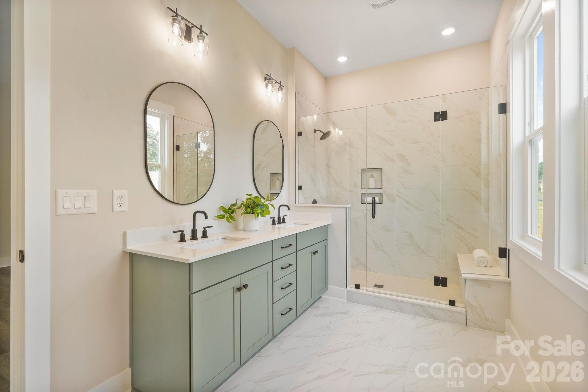 Walk-in tile shower and dual vanities - 4531 Splash Trail, Sherrills Ford