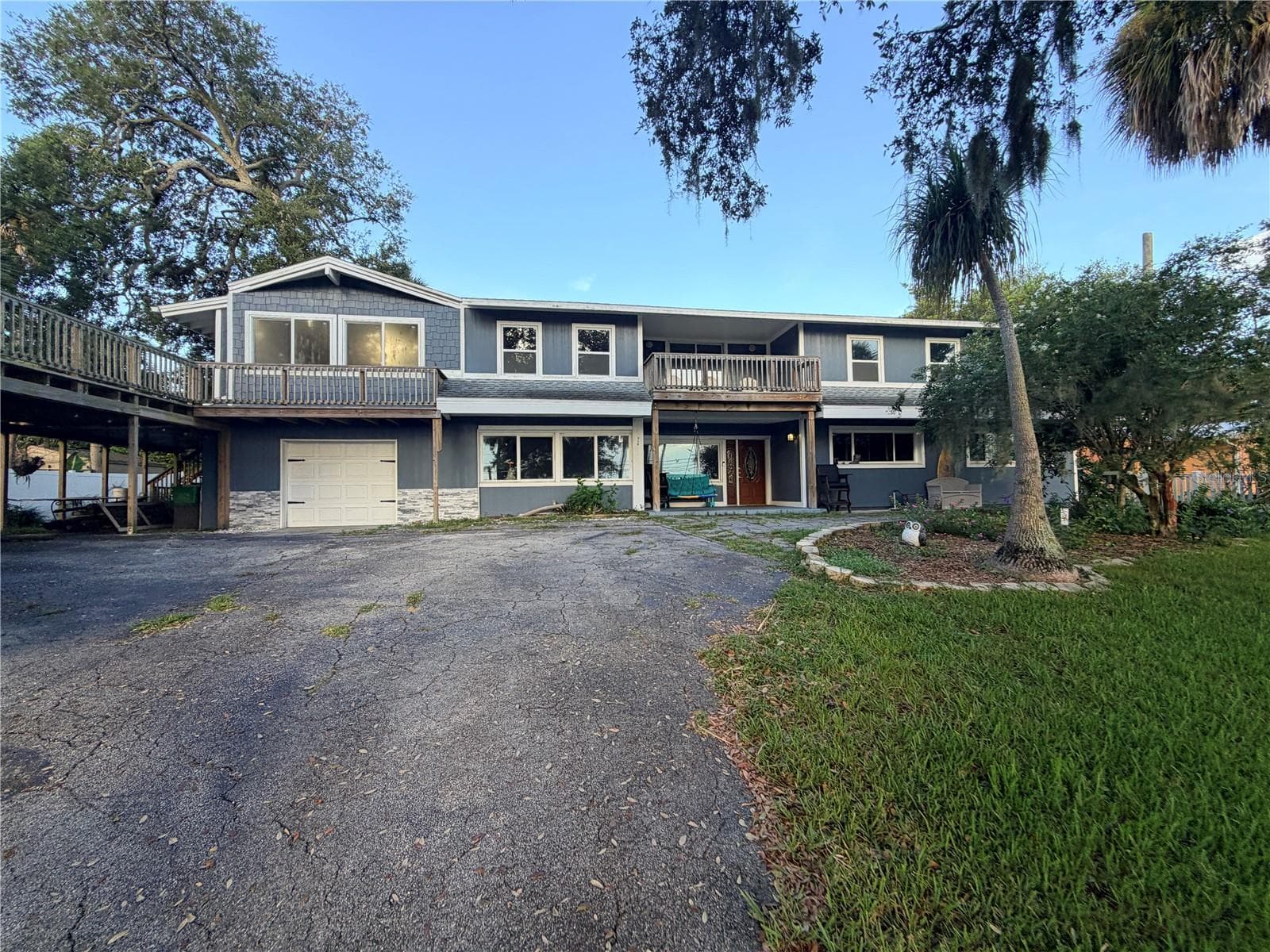 318 N RIVERSIDE DR