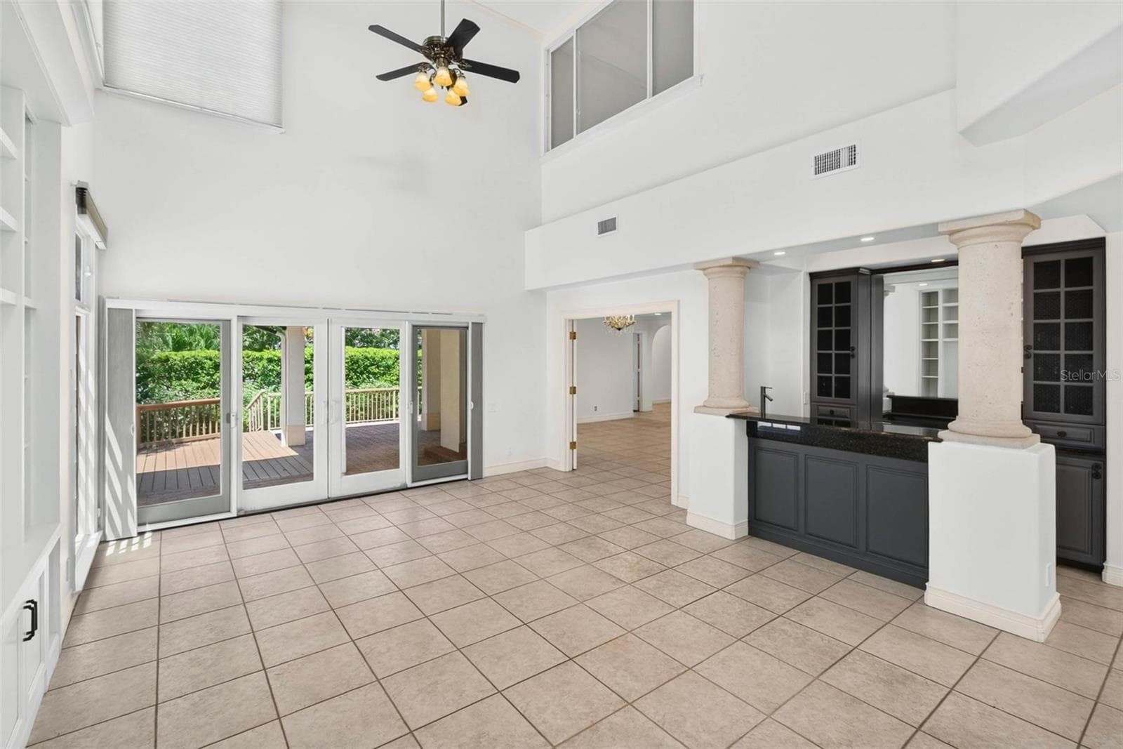 Great Room & Wet Bar - 1100 TORTUGA CIR NE, ST PETERSBURG