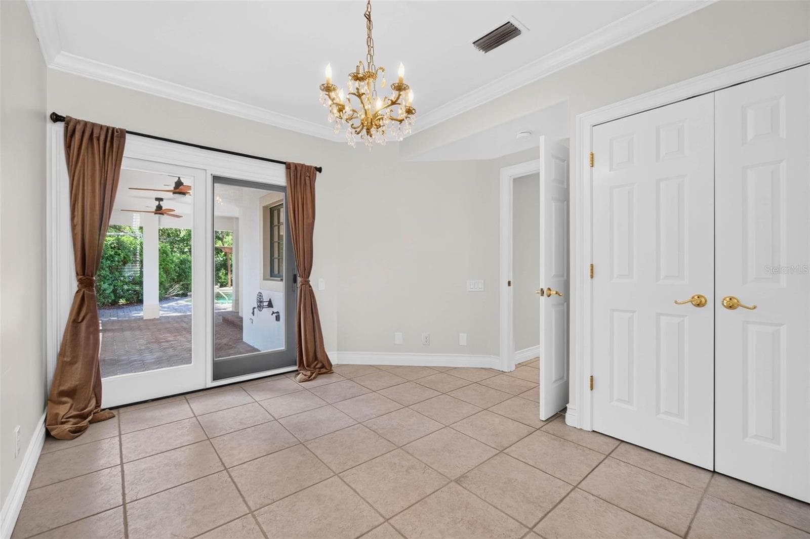 1st Floor Guest Room - 1100 TORTUGA CIR NE, ST PETERSBURG