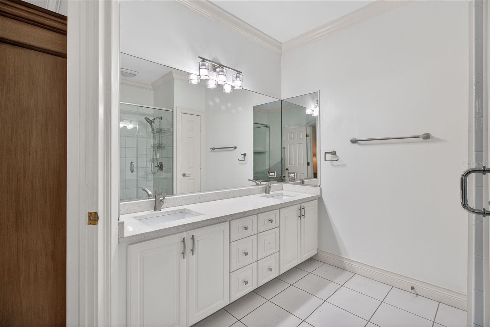 Guest Room 4 Ensuite Bath - 1100 TORTUGA CIR NE, ST PETERSBURG