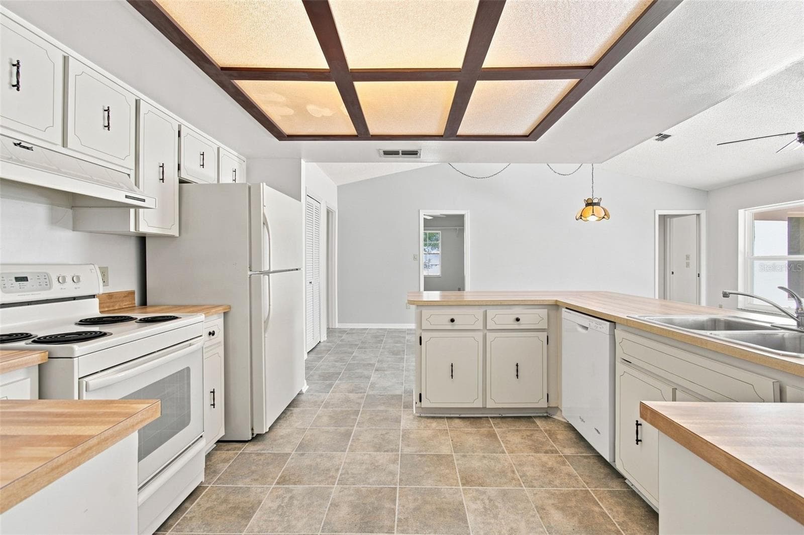 Single Family Residence at 8 SANDPINE CT W, HOMOSASSA, photo 6 of 23