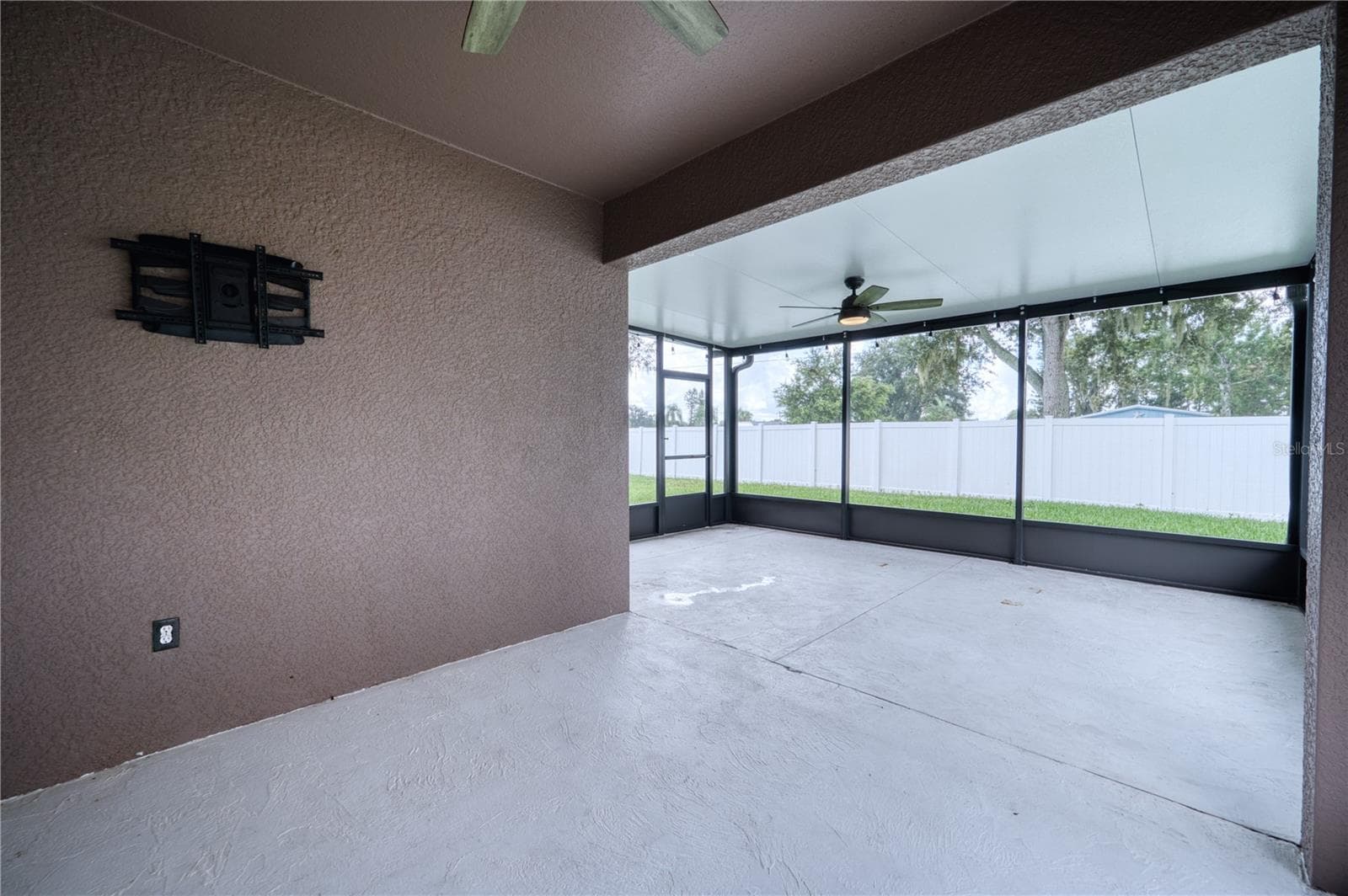 Single Family Residence at 8392 E 47TH ST CIR, PALMETTO, photo 39 of 44