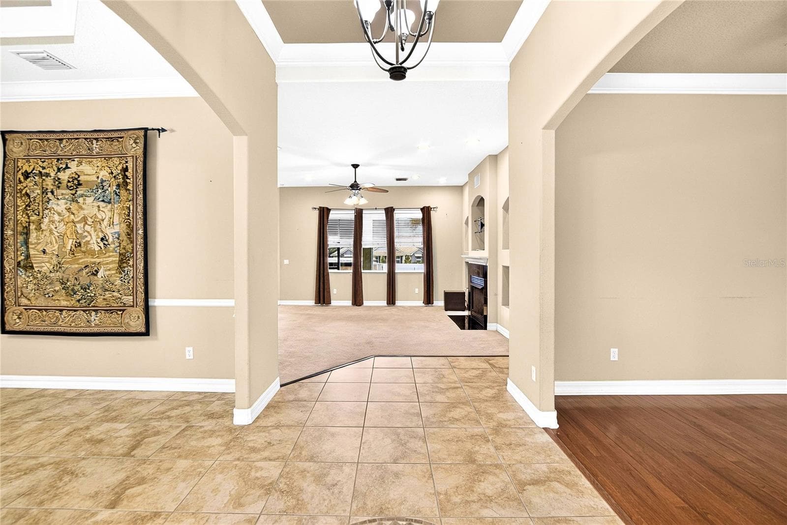DINING ROOM TO LEFT, LIVING ROOM TO RIGHT - 13975 MCINTOSH RD, THONOTOSASSA
