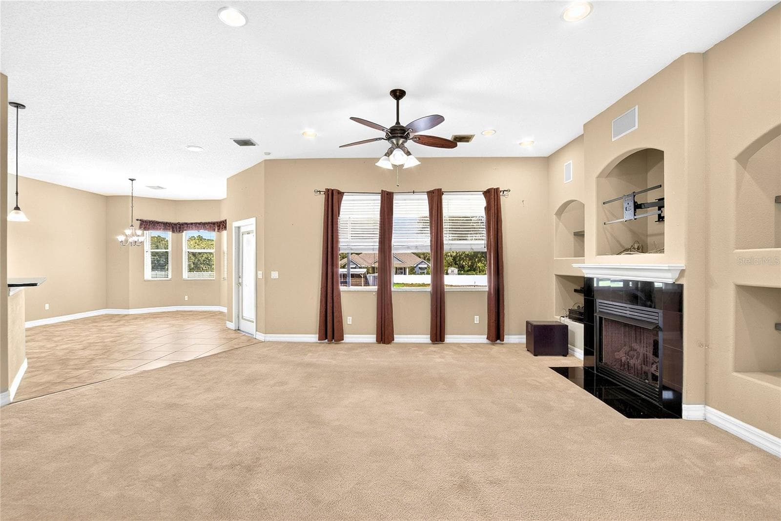 FAMILY ROOM. SOUND EQUIPMENT INCLUDED - 13975 MCINTOSH RD, THONOTOSASSA