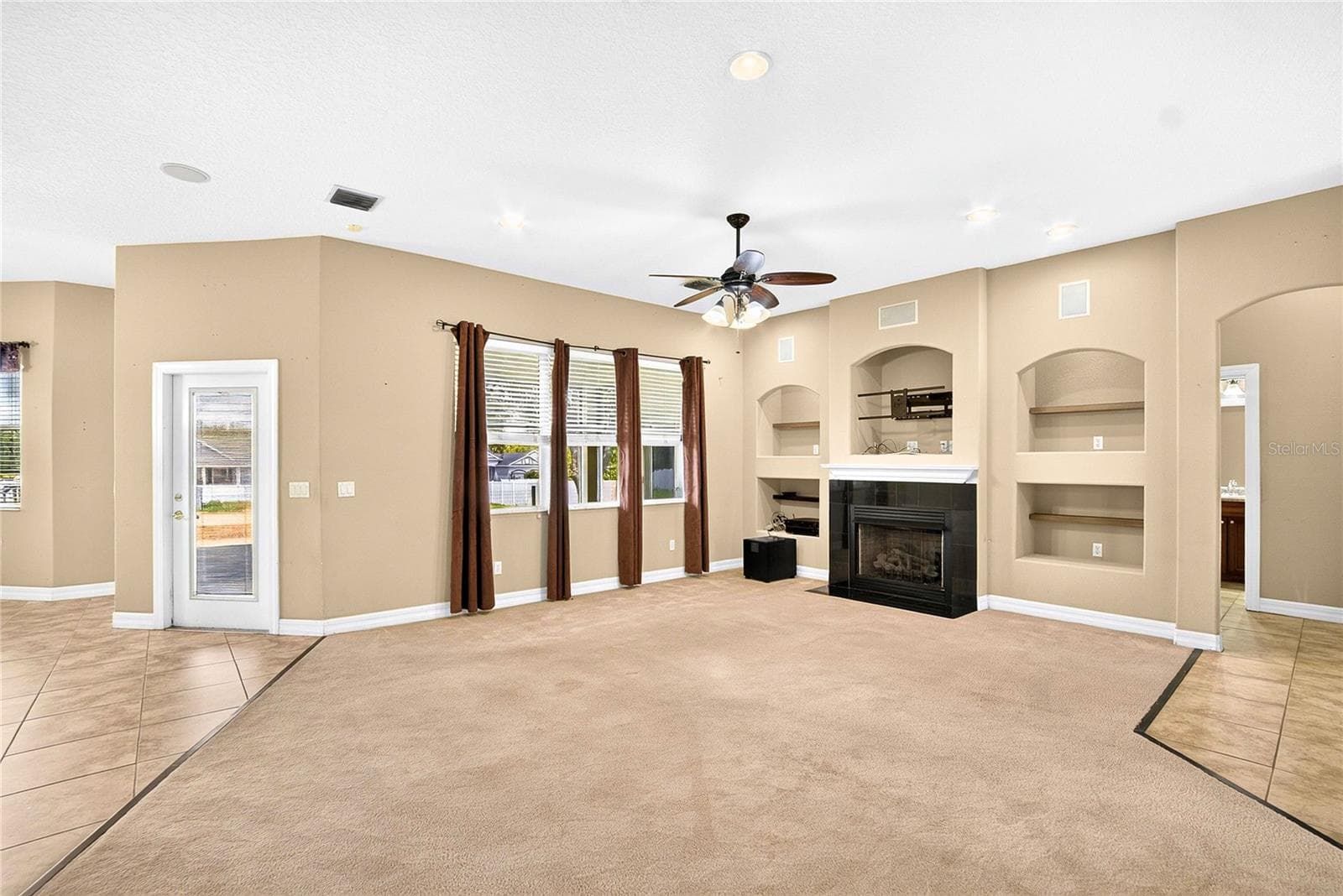 FAMILY ROOM GAS FIREPLACE - 13975 MCINTOSH RD, THONOTOSASSA