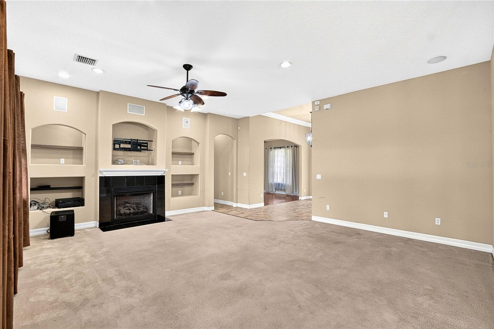 FAMILY ROOM - 13975 MCINTOSH RD, THONOTOSASSA