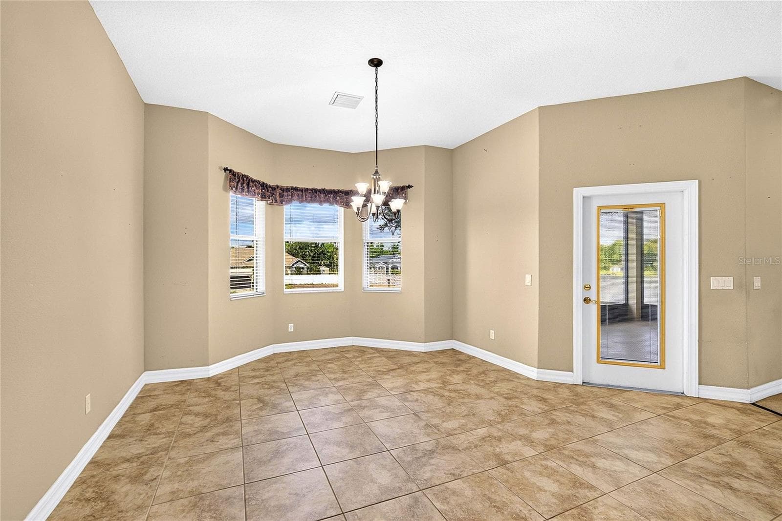 DINETTE - 13975 MCINTOSH RD, THONOTOSASSA