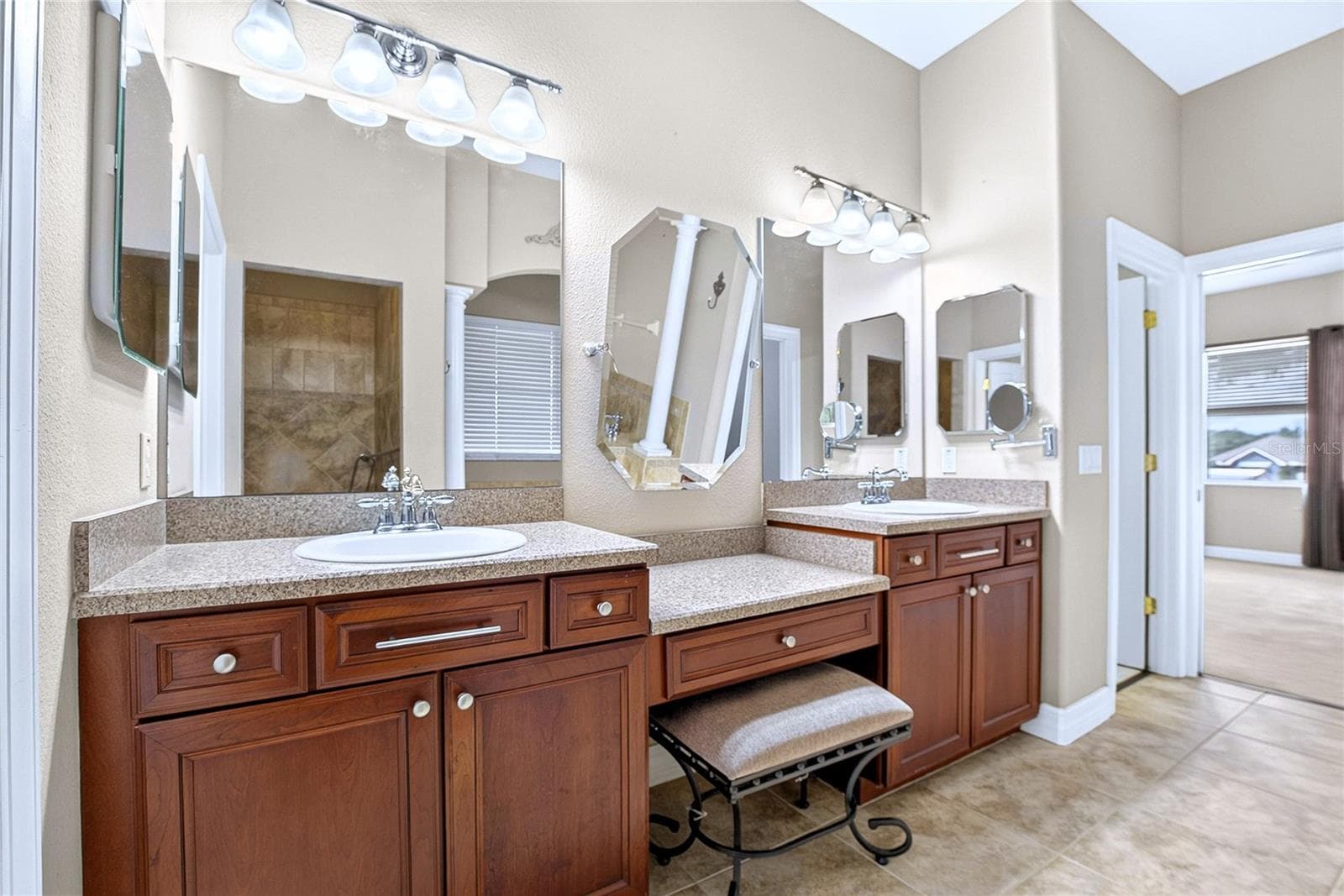 DUAL VANITIES - 13975 MCINTOSH RD, THONOTOSASSA
