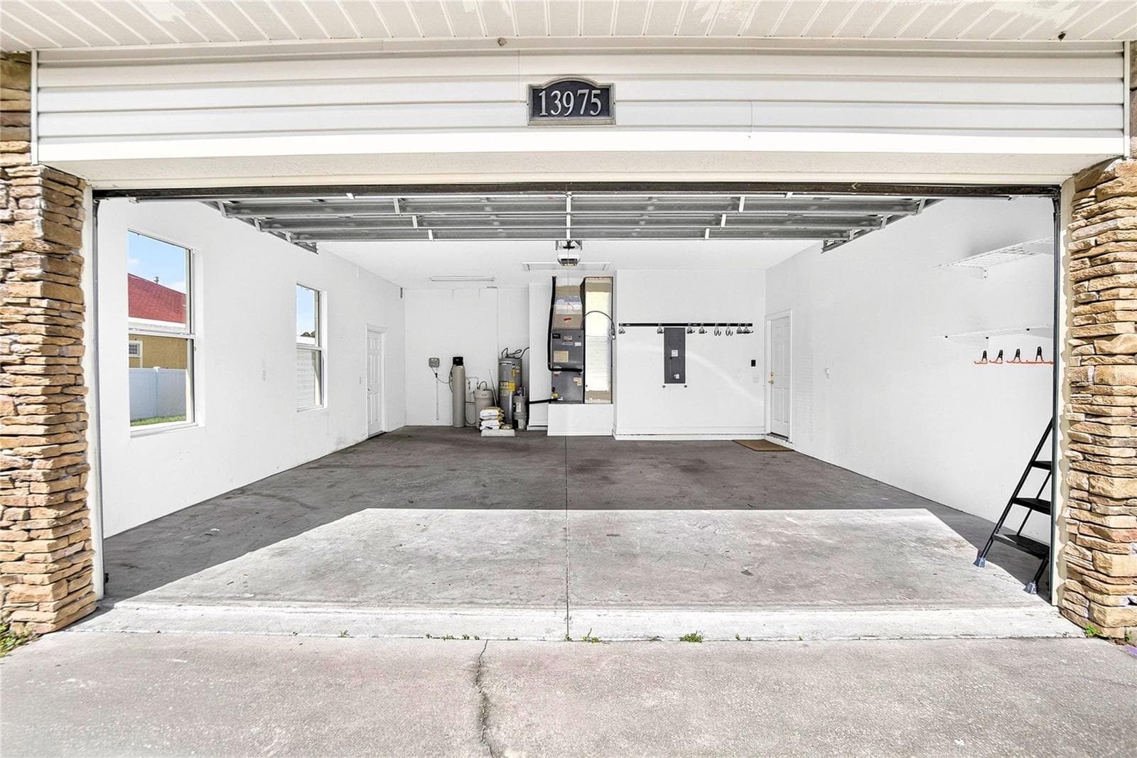 TRUCK SIZE 30 FT DEEP GARAGE - 13975 MCINTOSH RD, THONOTOSASSA
