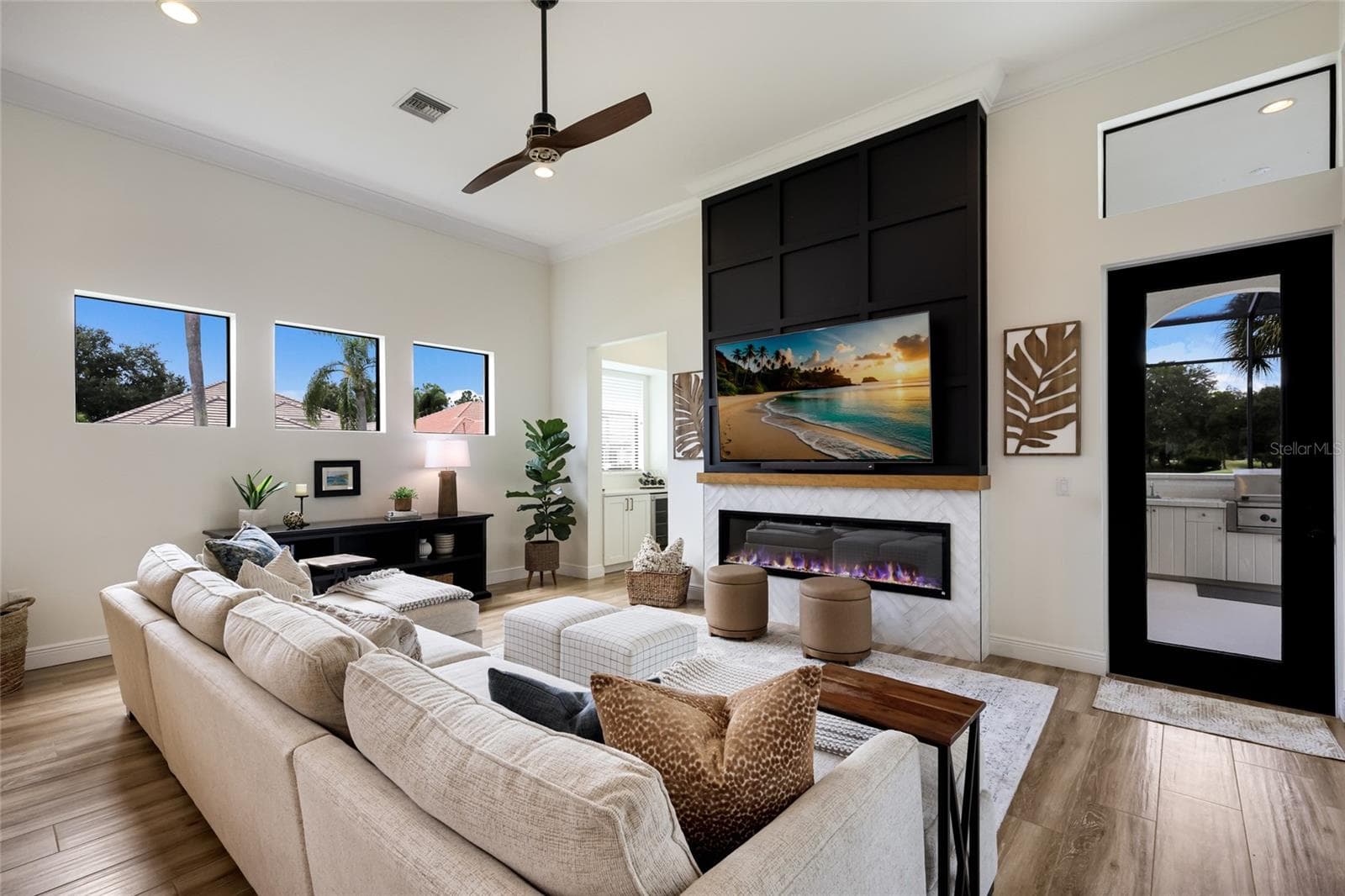 Electric fireplace - 13994 SIENA LOOP, LAKEWOOD RANCH