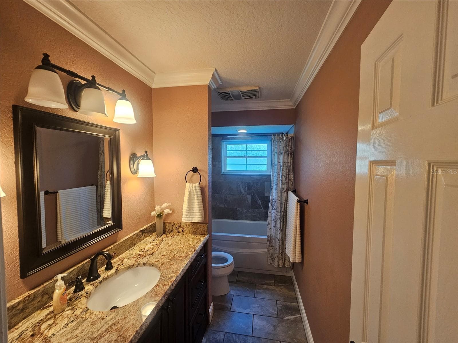 Hall Bath w Jetted tub - 5421 SE 18TH LN, OCALA