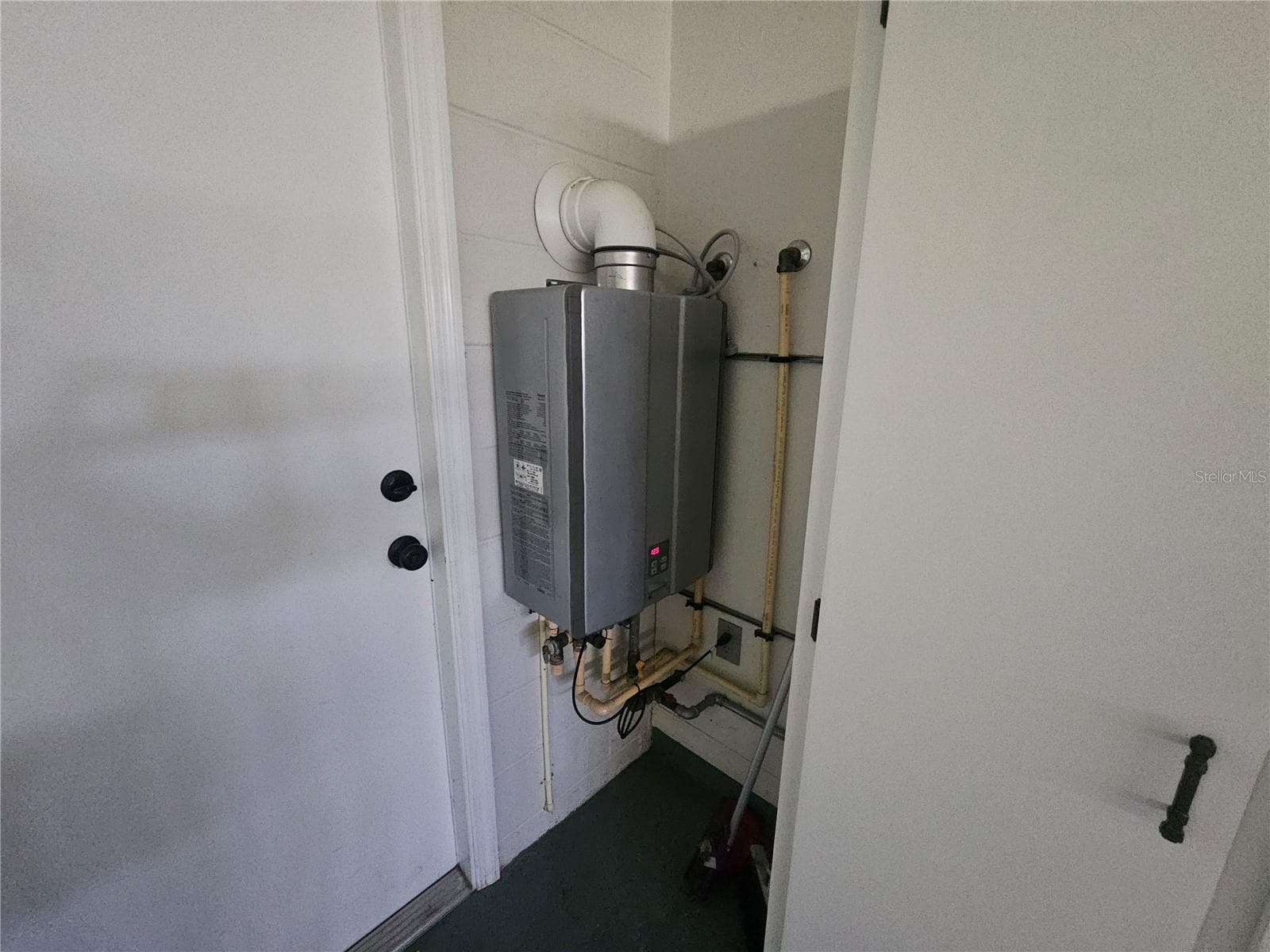 tankless HWH - 5421 SE 18TH LN, OCALA