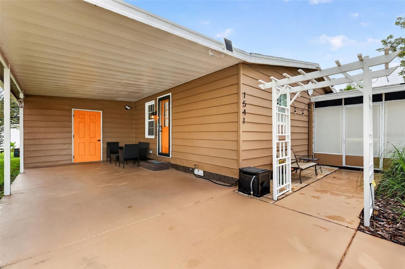 Manufactured Home at 1541 DORAL CIR, THE VILLAGES, photo 3 of 31