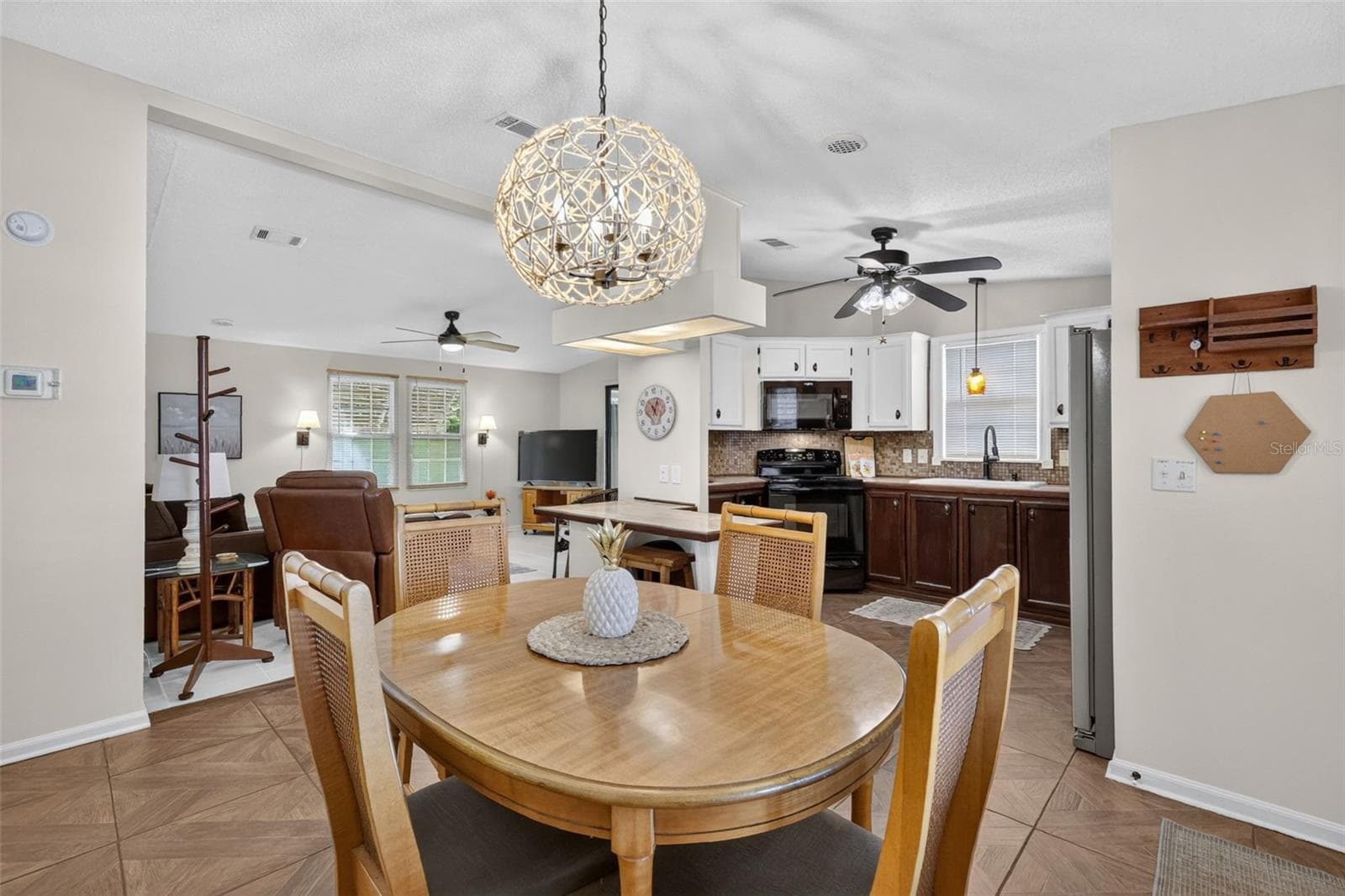 Manufactured Home at 1541 DORAL CIR, THE VILLAGES, photo 5 of 31