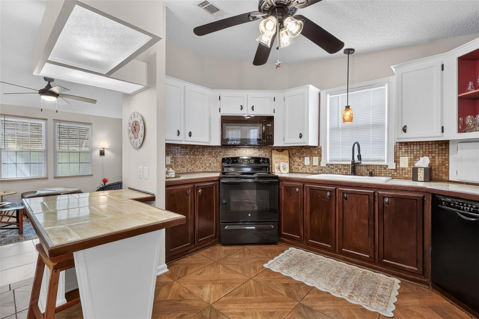 Manufactured Home at 1541 DORAL CIR, THE VILLAGES, photo 7 of 31