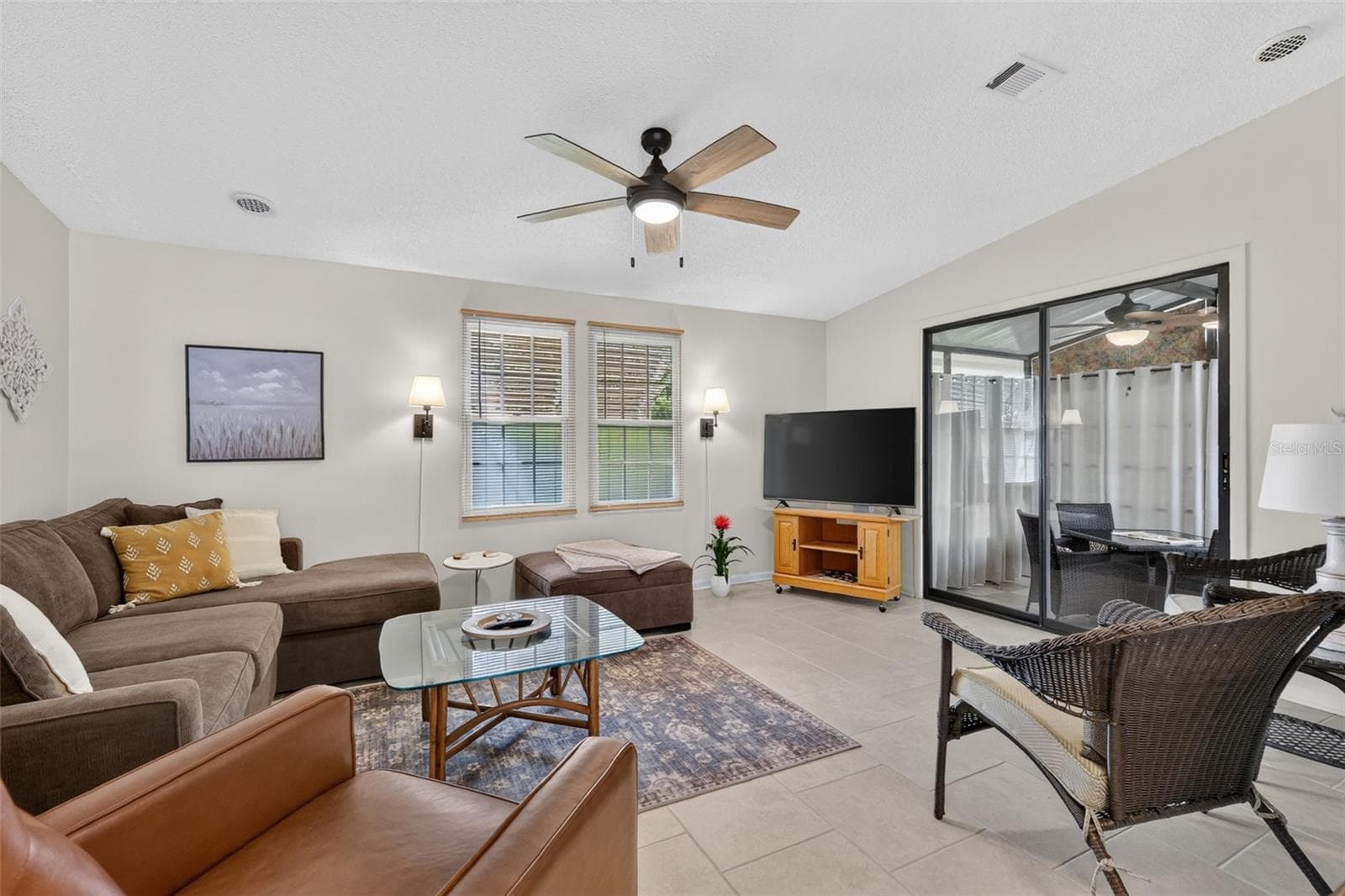 Manufactured Home at 1541 DORAL CIR, THE VILLAGES, photo 11 of 31