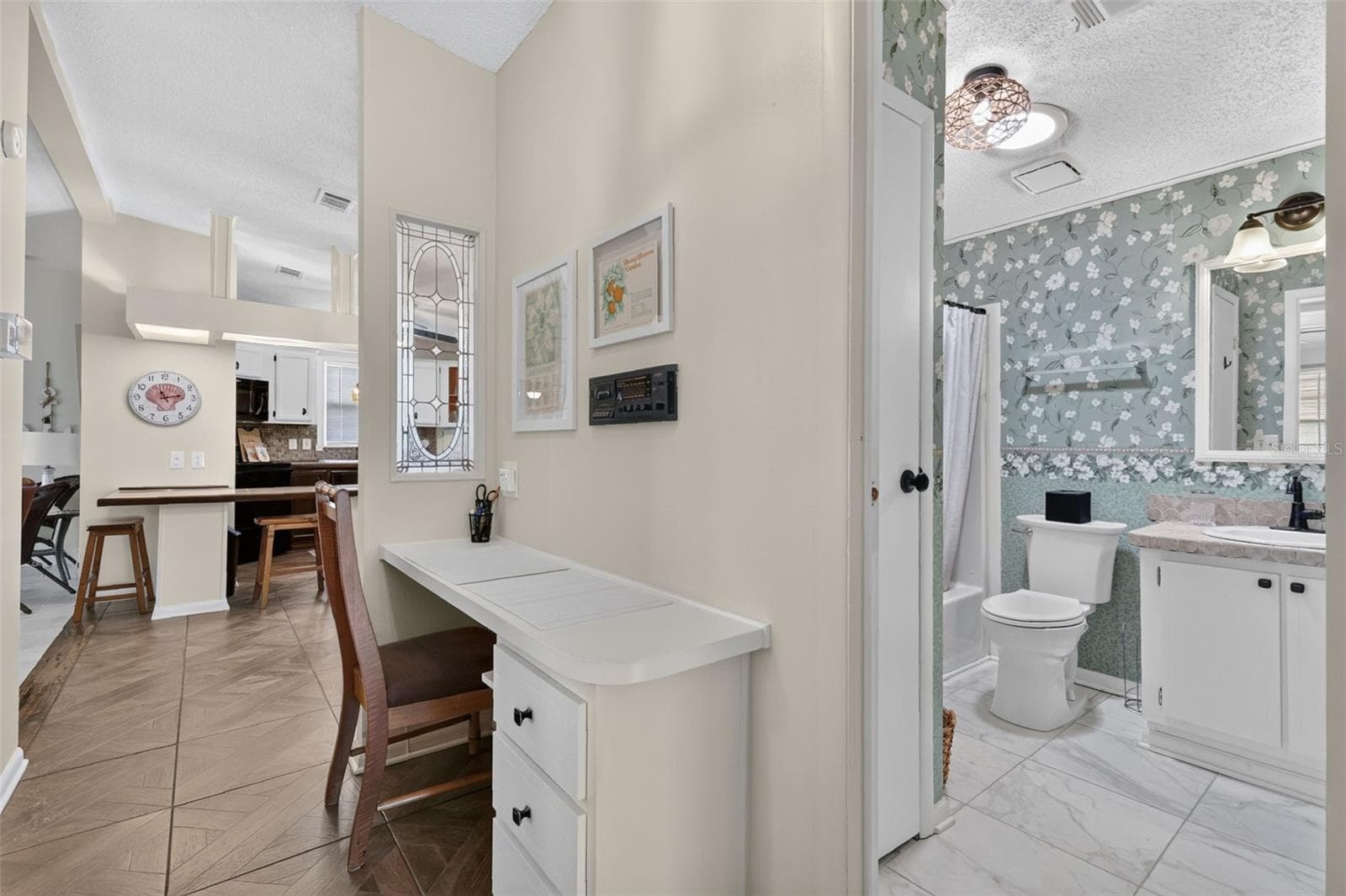 Manufactured Home at 1541 DORAL CIR, THE VILLAGES, photo 16 of 31