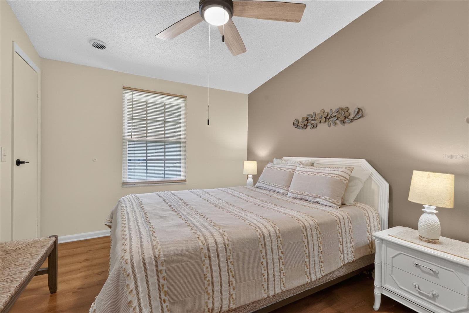 Manufactured Home at 1541 DORAL CIR, THE VILLAGES, photo 17 of 31